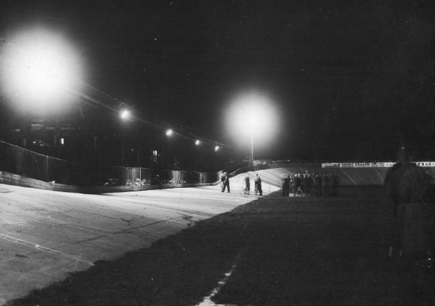 Maj 1938 r. Jak widać, zawody kolarskie na stadionie...