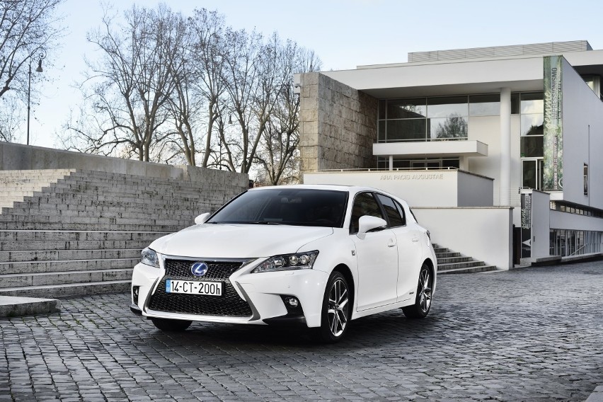 Aktualnie produkowany Lexus CT 200h po niedawnym...