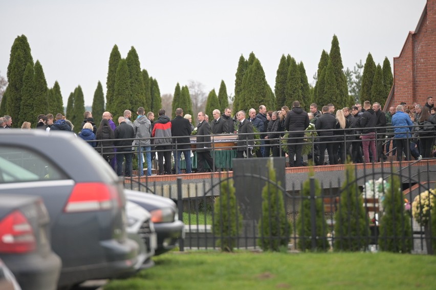 Rodzina i przyjaciele pożegnali zastrzelonego w Unisławiu Daniela. Ciało mężczyzny spoczęło na miejscowym cmentarzu 