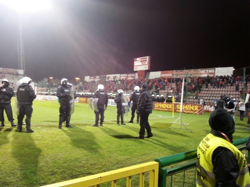 Widzew - GKS 1:1. Policja weszła na stadion, kibice nie wychodzą z trybun