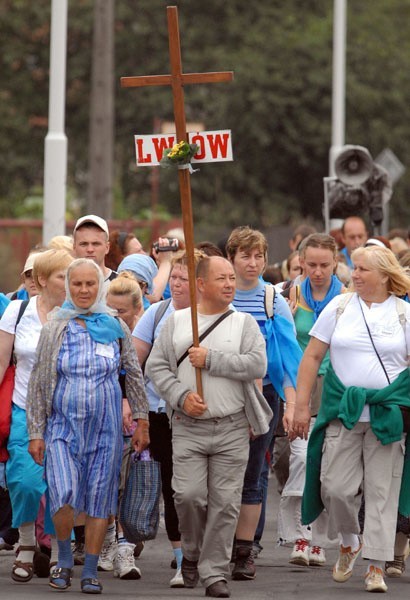 Tysiące pielgrzymów idą do Kalwarii Paclawskiej, gdzie...