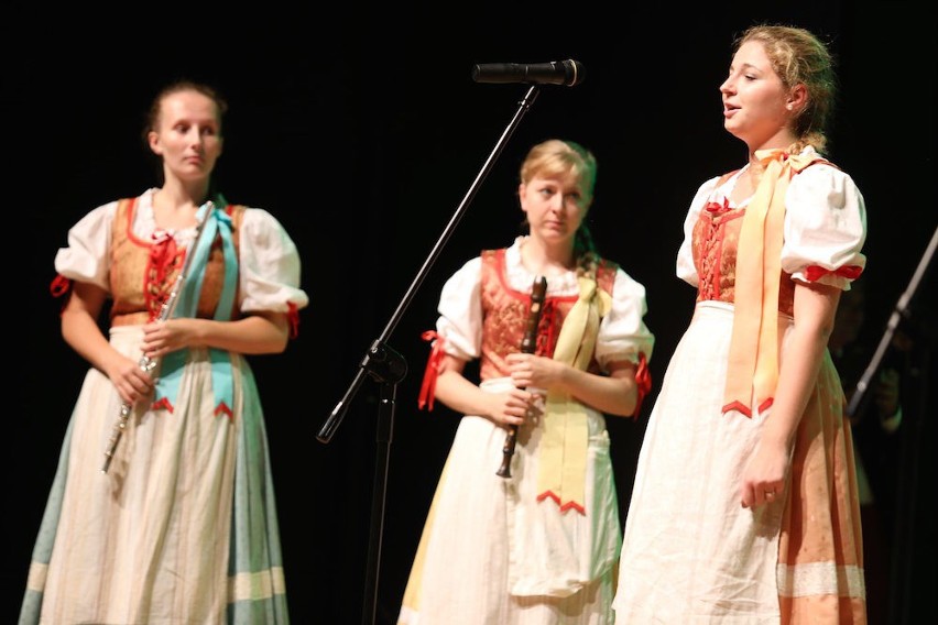 Studencki festiwal folklorystyczny: Włosi uczą się polki. Czesi grają