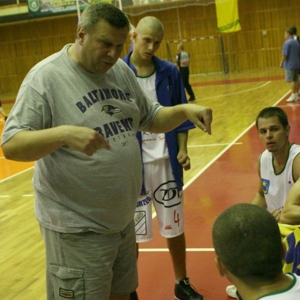 Trener koszykarzy Siarki Tarnobrzeg Zbigniew Pyszniak ma wiele do powiedzenia zawodnikom prowadzonego przez siebie zespołu.