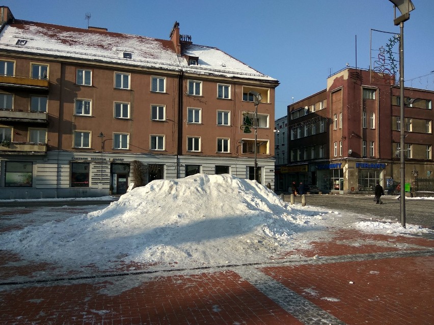 Urzędnicy zapraszają na górkę śniegu na Rynek w Bytomiu