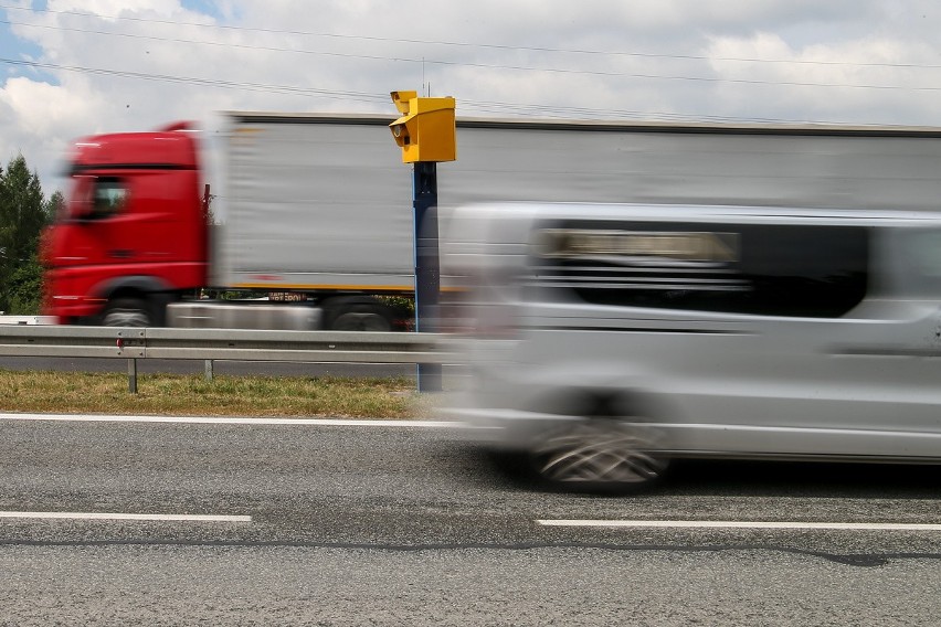 Jak kierowcy zachowują się przy fotoradarach? Czy jadą...