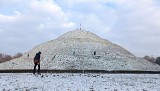 Kopiec Piłsudskiego już pokryty śniegiem. Najwyższy szczyt Krakowa w zimowej krasie jesienią. Zdjęcia