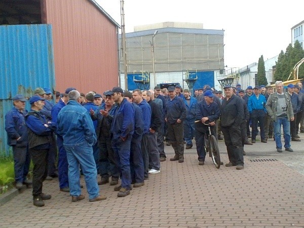 Sierpień 80 wspiera ZNTK Łapy. Kilkudziesięciu związkowców stoi przed bramą! (zdjęcia)