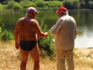 Prezes WOPR Dębowa Stanisław Wolkiewicz (z prawej) rozmawia z jednym z kąpiących się nad jeziorem Kuźniczka.