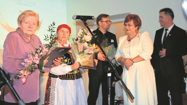 Nagrody gminne odbierają nominowani w kategorii „Człowiek” m.in.  Teresa Czerny (pierwsza z lewej)