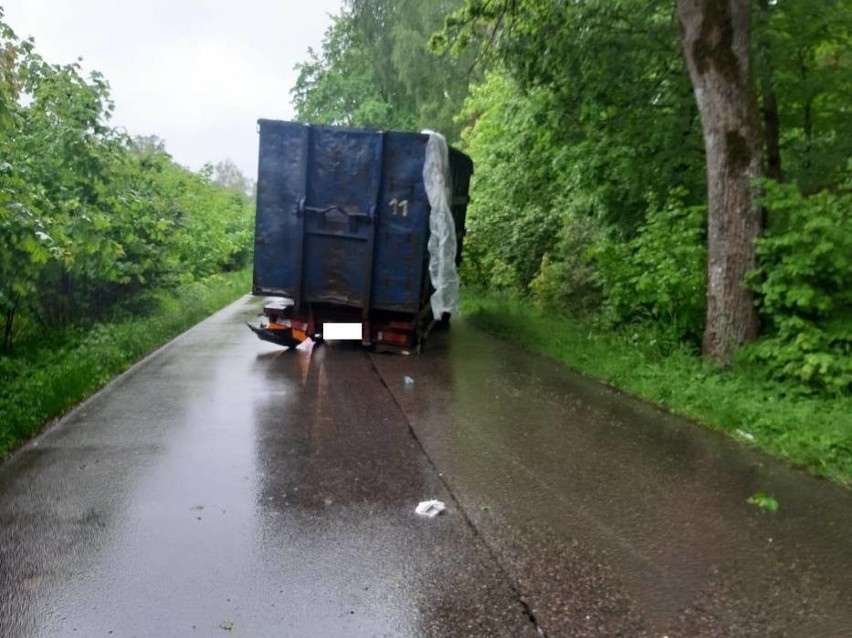Wypadek na trasie Zwartowo - Żelazno 28.05.  Maska auta wgnieciona, kierowca zakleszczony