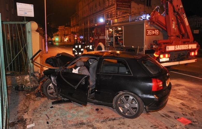 Kierujący audi A3 na łuku drogi z niewyjaśnionych przyczyn...