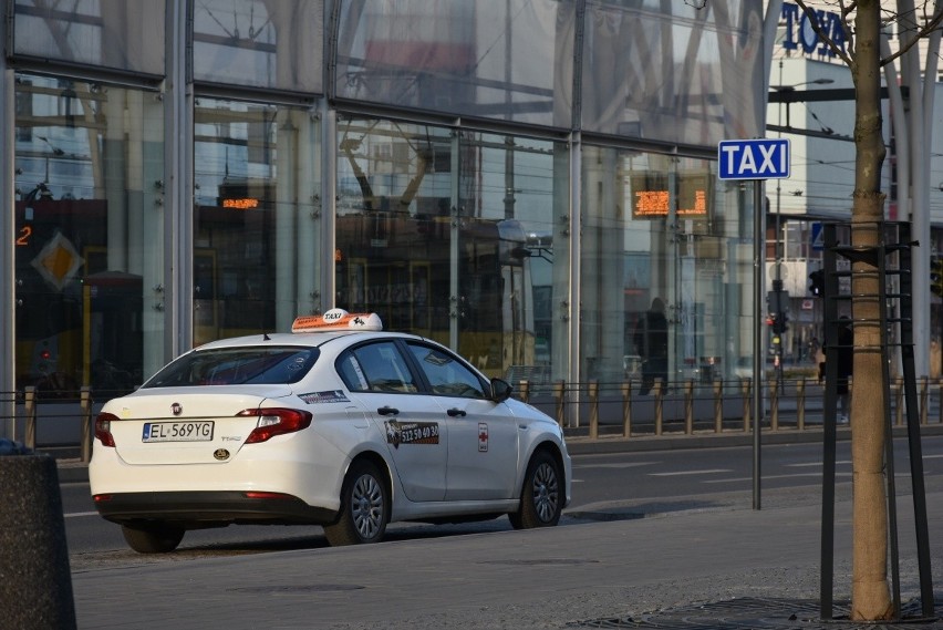 – Też nawet nie wyjeżdżam. Nie ma sensu. Zleceń jest o...