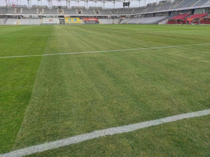 Tak wygląda boisko na Suzuki Arenie dzień przed meczem Korony Kielce z Miedzią Legnica. Część murawy została wymieniona