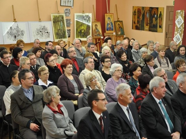 Goście, którzy przyszli na wernisaż, wysłuchać mogli także koncertu w wykonaniu Chóru im. bł. Jana Pawła II