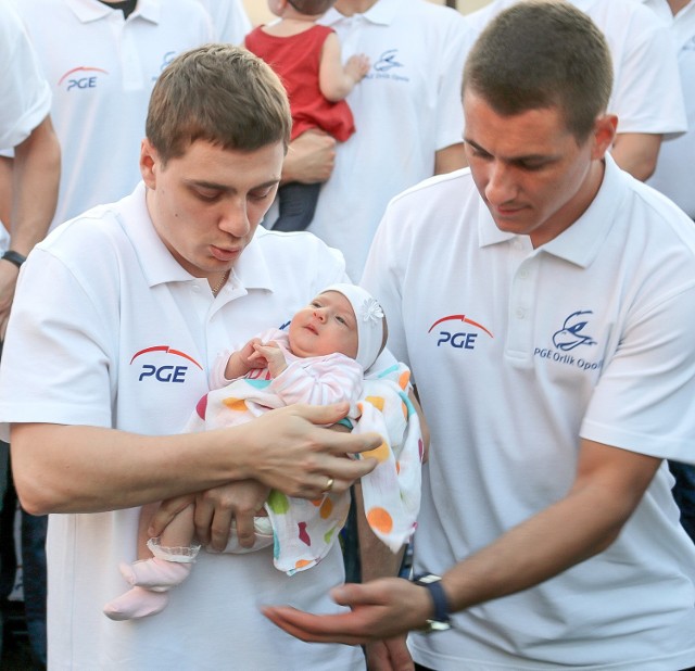 Kapitan opolskiego zespołu Sebastian Szydło na rękach z najmłodszą kibicką obecną na prezentacji.