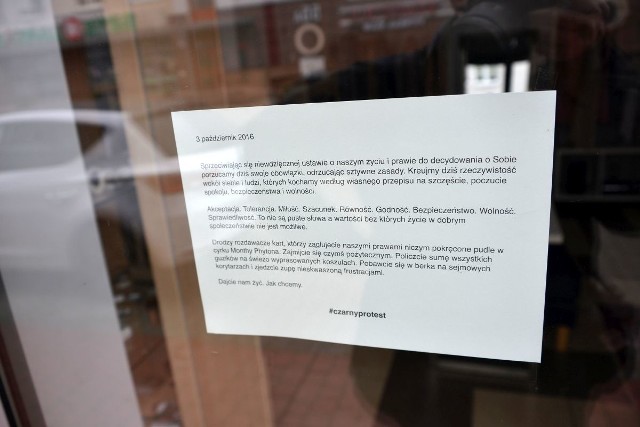 Na drzwiach sklepu Shoo De Doo przy ulicy Klonowej w Kielcach wywieszono kartkę informującą o proteście. Sklep był zamknięty.