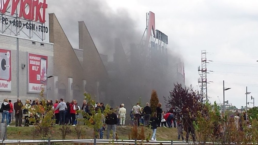 Pożar w Galerii Białej. Zapalił się samochód. Ewakuacja 5 tys. osób (zdjęcia, wideo)