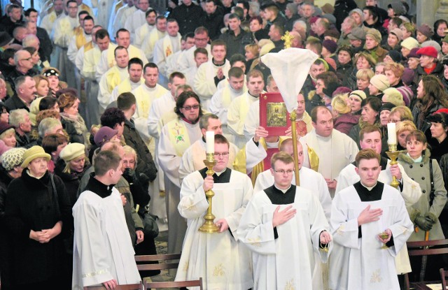 W Wielki Czwartek odprawiana jest msza Krzyżma. Wtedy księża odnawiają przyrzeczenia kapłańskie.