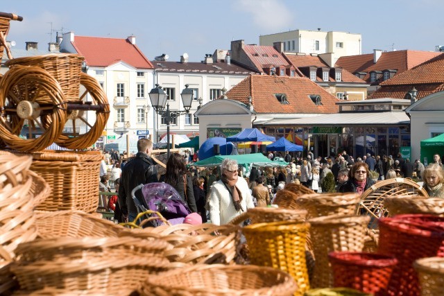 Wyroby wystawiają też producenci tradycyjnych produktów spożywczych – miodów, serów, wędlin, pieczywa, ciast (sękaczy, mrowisk, makowców), ogórków kiszonych i ziół z Polski i Litwy.