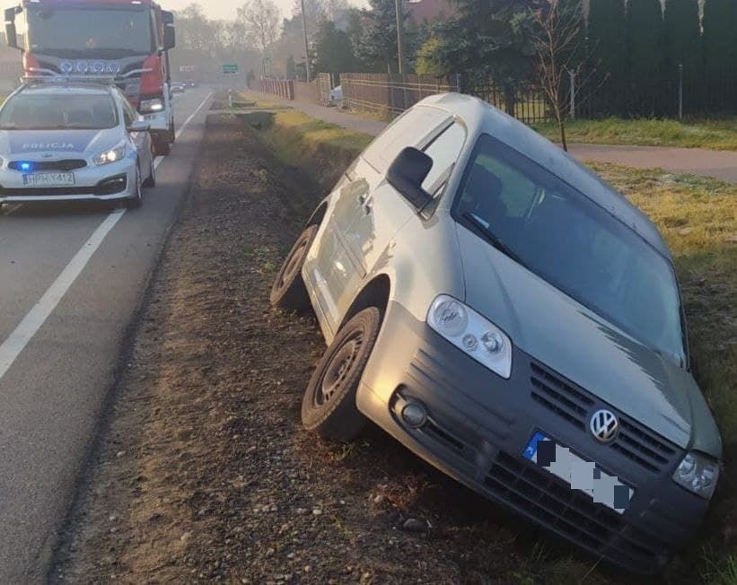 Wypadek w Myszyńcu. Przed samochód wyskoczyła sarna. Kierowca wjechał do rowu. 2.11.2021