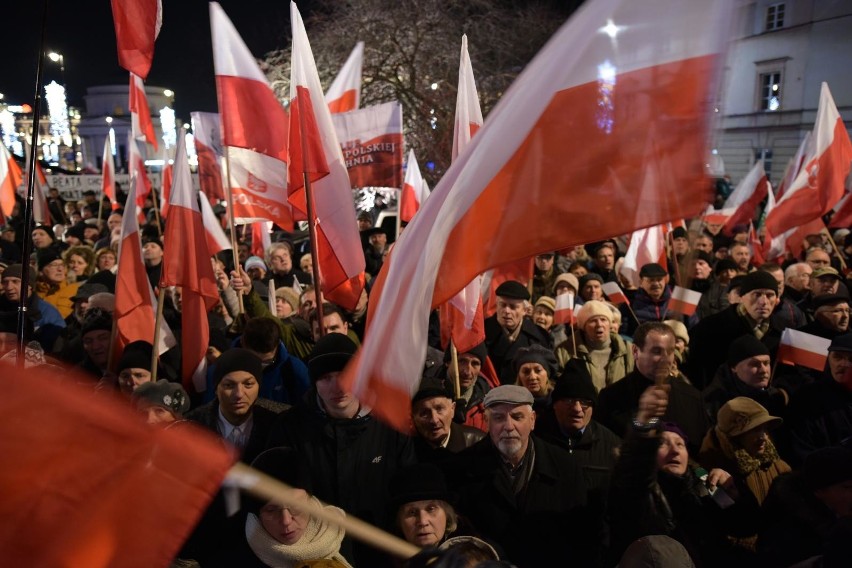 Warszawa: 36. rocznica wprowadzenia stanu wojennego. Demonstracja PiS 13 grudnia na placu Trzech Krzyży [ZDJĘCIA]