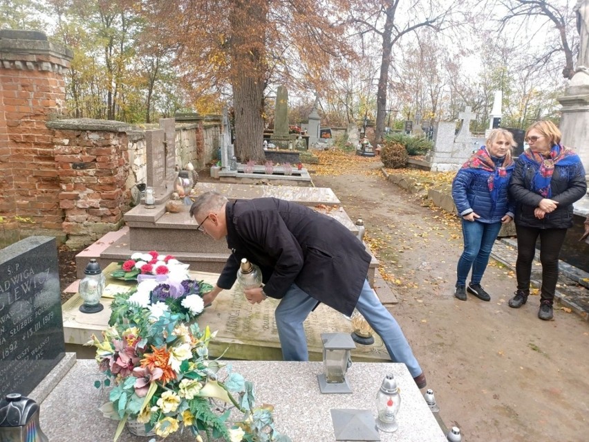 Mirzec pamiętał o Jadwidze Prendowskiej - bohaterce Powstania Styczniowego. Jej grób jest Czyżowie Szlacheckim. Zobacz zdjęcia