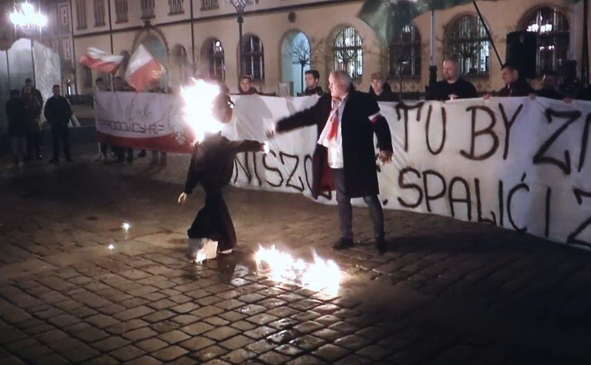 Proces o spaloną kukłę Żyda na wrocławskim Rynku podczas manifestacji narodowców