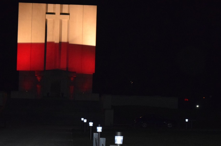 Ostrołęka. Forty Bema w narodowych barwach. Także dzwonnica fary świeciła na biało-czerwono z okazji Święta Flagi – 2 maja 2019