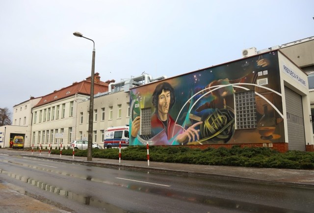 Specjalistyczny Szpital Miejski w Toruniu wzbogacił się niedawno o mural ze swoim patronem. Przyszłość placówki nie wygląda jednak tak kolorowo jak dzieło sztuki na ścianie Izby Przyjęć.