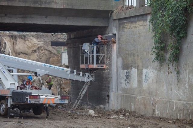 Od blisko miesiąca trwa rozbiórka starego wiaduktu nad ul. Tramwajową.