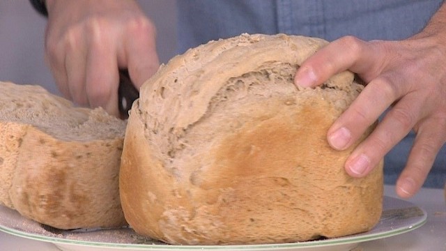 Domowy chlebSmaczny i zdrowy chleb można upiec samemu. Nie potrzeba do tego dużej wiedzy teoretycznej oraz umiejętności praktycznych. Jeżeli nie mamy ochoty na pieczenia chleba od podstaw, możemy użyć do tego automatu.