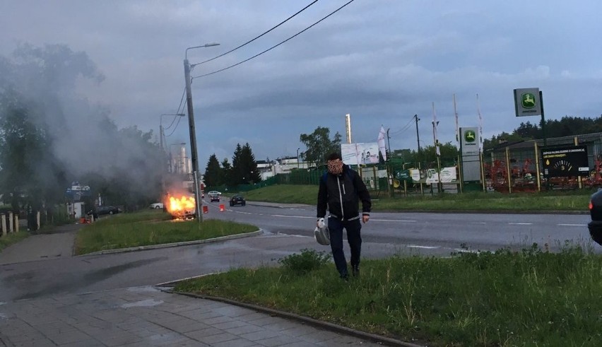 Pożar samochodu na ulicy Elewatorskiej w Białymstoku. Suzuki...