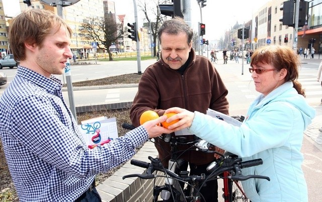 Członkowie Stowarzyszenia Rowerowy Szczecin rozdawali innym miłośnikom dwóch kółek owoce, zbożowe batoniki i poradniki.