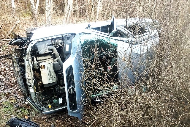 Rozbite auto i poważne konsekwencje prawne, to pokłosie nieodpowiedzialnego zachowania, jakim wykazał się 48-letni kierowca opla. Mężczyzna mimo, że wcześniej pił alkohol wsiadł za kierownicę. Nieodpowiedzialną jazdę zakończył dachowaniem, a zatrzymał się dopiero w przydrożnym rowie. 48-letni kierowca opla w czwartek nad ranem, 15 marca wsiadł za kierownice. Jego jazda nie trwała jednak długo, bo zakończyła się na przejechaniu kilku kilometrów na drodze wojewódzkiej nr 158 pomiędzy miejscowościami Goszczanowo-Gościm (pow. strzelecko-drezdenecki). - Kierowane przez 48-latka auto najprawdopodobniej wpadło w poślizg, dachowało i zatrzymało się dopiero w przydrożnym rowie. Informacje o zdarzaniu policjanci dostali kilkanaście minut przed godzina 8 rano. Jak się okazało mimo, że zdarzenie wyglądało bardzo poważnie, to zakończyło się dla kierowcy opla niewielkimi obrażeniami ciała - mówi sierż. szt. Tomasz Bartos z KPP w Strzelcach Kraj. Gorzej z jego punktu widzenia wyglądają konsekwencje, jakie mu grożą. Oprócz rozbitego auta 48-latka czekają surowe konsekwencje związane z jazdą w stanie nietrzeźwości, bo jak ustalili policjanci miał w organizmie dwa promile alkoholu.Zobacz również: Magazyn Informacyjny Gazety Lubuskiej. Najważniejsze informacje tygodnia:POLECAMY RÓWNIEŻ PAŃSTWA UWADZE:Bus wypadł z drogi i roztrzaskał się na poboczu. Trzy osoby zostały ranne