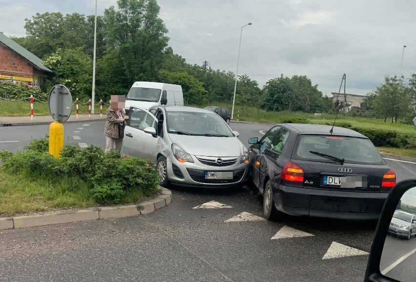 Wypadek na rondzie pod Wrocławiem. Chciał pojechać w lewo? [ZDJĘCIA]