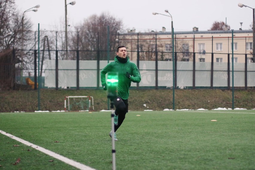 Piłkarze Podlasia Biała Podlaska pierwszy tydzień treningów zwieńczyli grą wewnętrzną. Wkrótce do drużyny dołączą kolejni nowi piłkarze
