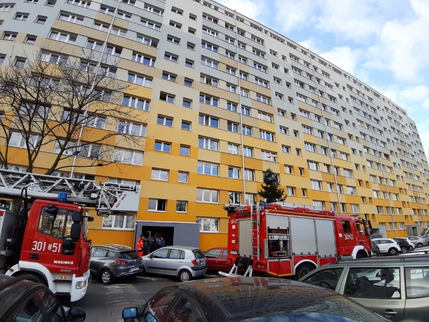 Wrocław: Pożar w bloku na Popowicach. Płonie piwnica