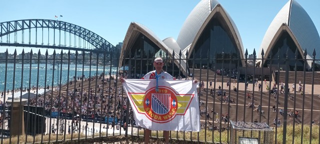 Robert Rataj na mecie maratonu w Sydney. W tle słynna opera w stolicy australijskiego stanu Nowa Południowa Walia
