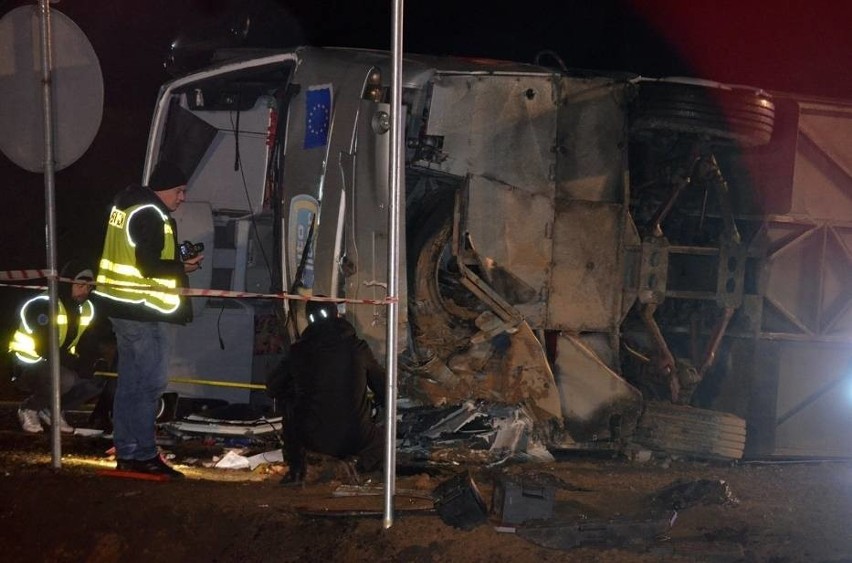 Wypadek autokaru na S3. Wycieczka wracała z jarmarku we Wrocławiu. Autobus przewrócił się na bok. Jedna osoba nie żyje, 24 zostały ranne