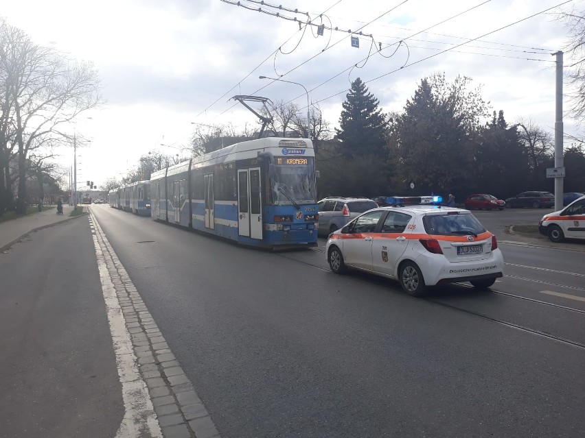 Zderzenie tramwaju z autem na Grabiszyńskiej  