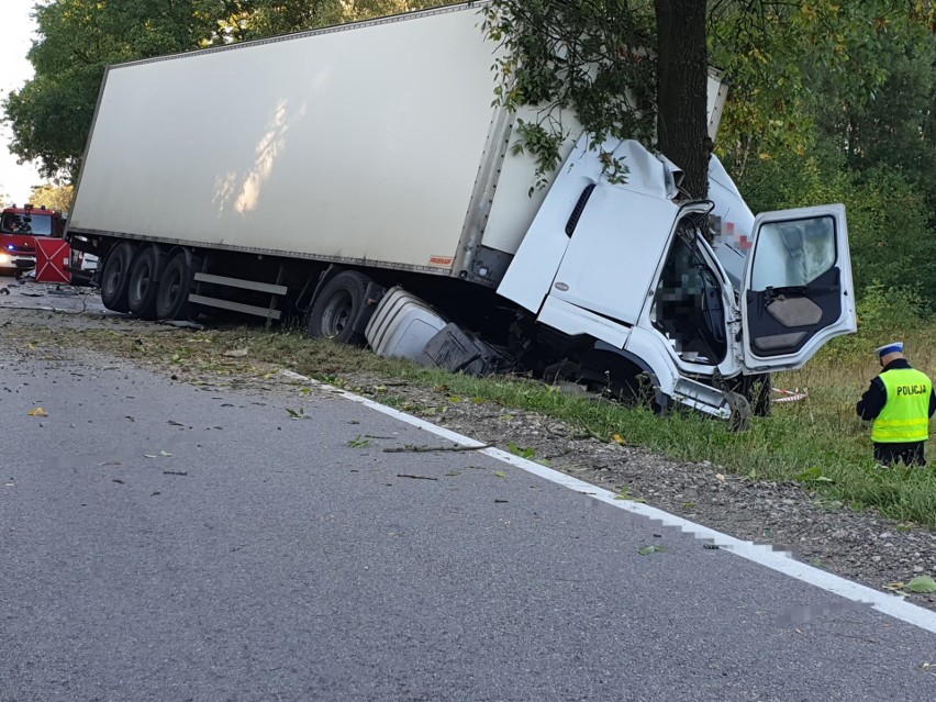 Proniewicze: Śmiertelny wypadek na DK 19. Ciężarówka zderzyła się z busem. Nie żyje dwóch kierowców [ZDJĘCIA] 12.09.2019