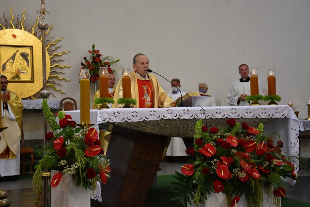 Pożegnanie ks. prałata Zygmunta Lubienieckiego w parafii w Szczepanowicach.