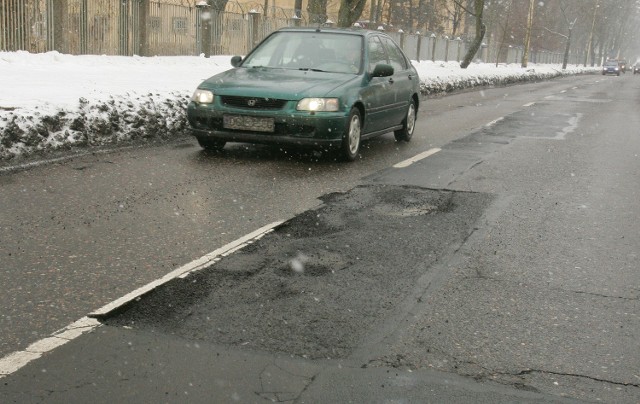 Tak wygląda łatana dziura na zimno na al. Wojska Polskiego po dosłownie kilkunastu dniach. Na trwałe łatanie ulic możemy liczyć dopiero w marcu, gdy się ociepli.