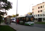 Wypadek na ul. Branickiego. Autobus hamował przed grupą młodzieży (zdjęcia)