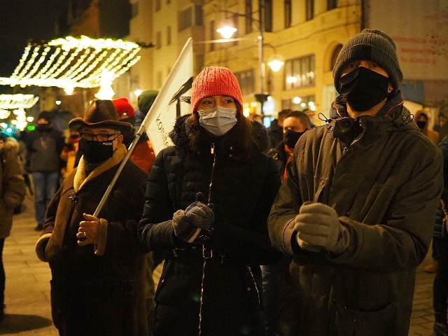 Protesty w Łodzi związane z publikacją wyroku rozpoczęły się już w środęZobacz również:Zobacz równieżSTRAJK KOBIET! W Łodzi kobiety znów protestują! 27 stycznia Trybunał Konstytucyjny opublikował uzasadnienie wyroku ws. aborcjiHalina z Sanatorium Miłości TVP! Kim jest? Halina z 3. sezonu Sanatorium Miłości TVP mówi o tym, jak trafiła do programuPrzegłosowana podwyżka opłat za śmieci! Nowe stawki za śmieci w Łodzi wyliczane w oparciu o zużycie wodyFotoradary w województwie łódzkim. Gdzie stoi fotoradar, który złapał najwięcej kierowców w 2020? Wyniki wszystkich fotoradarów w ŁódzkiemTOP15 najtańszych domów w województwie łódzkim. Za cenę kawalerki można zamieszkać poza miastem