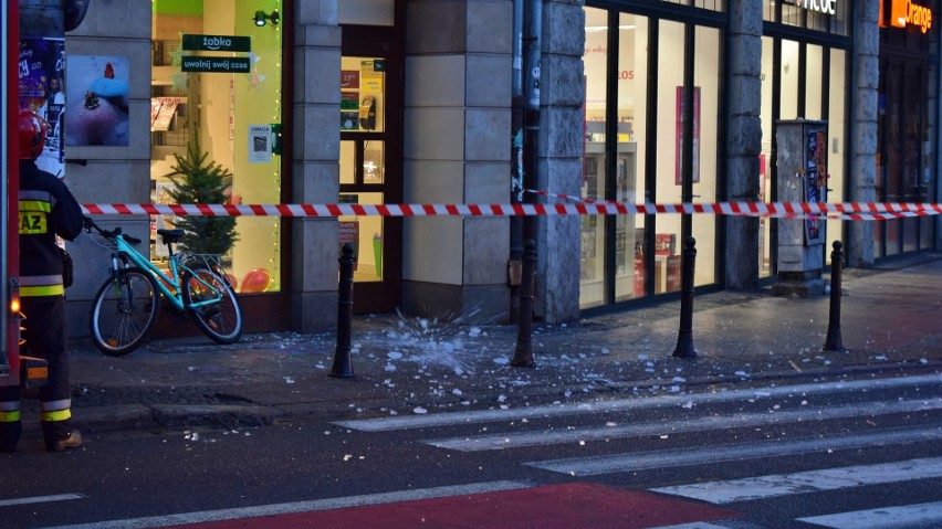 Akcja strażaków w centrum Wrocławia. Usuwano sople z budynku