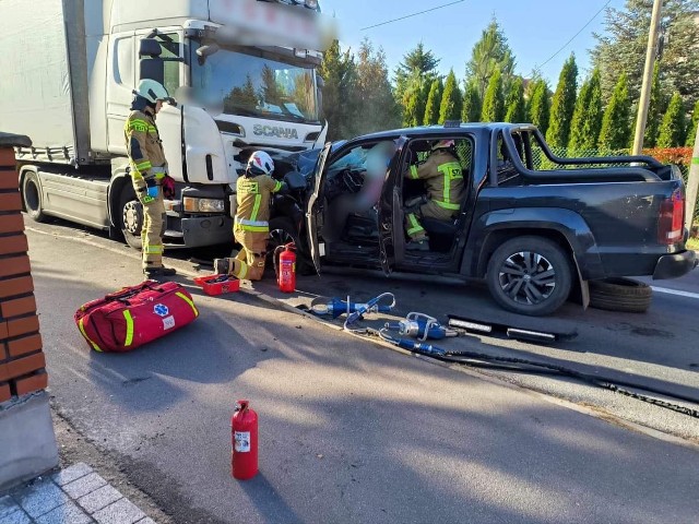 W Papowie Toruńskim na ulicy Warszawskiej auto osobowe typu pickup zderzyło się z samochodem ciężarowym
