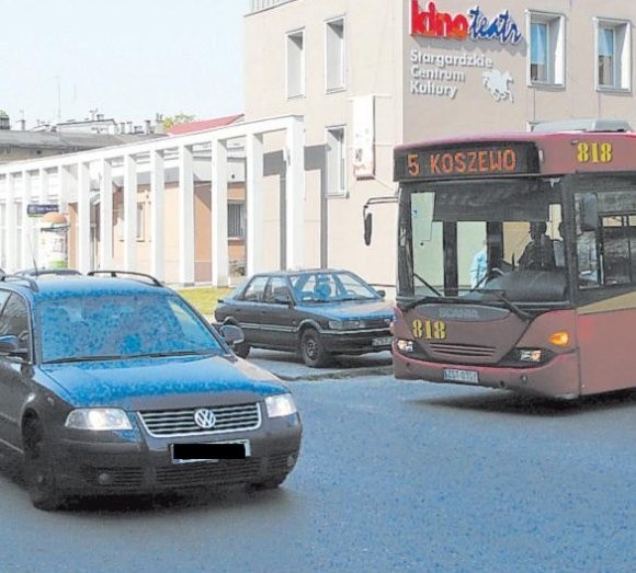 Kierowcy MZK muszą się naczekać na wyjazd z pętli autobusowej przy Stargardzkim Centrum Kultury w ulicę Piłsudskiego. Tam łapią minutę lub dwie opóźnienia.