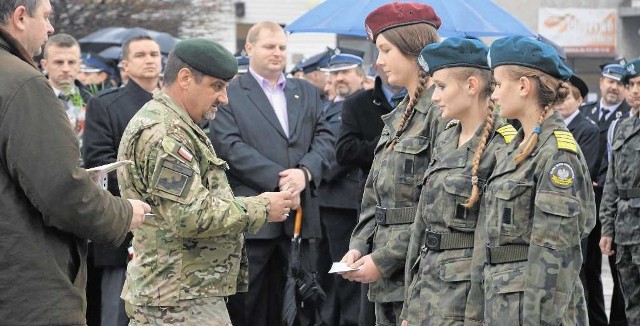 Uczniowie klas mundurowych otrzymali nominacje od majora Arkadiusza Kani