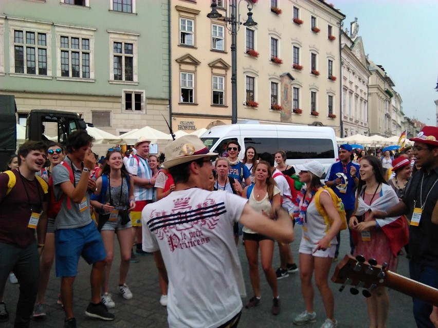Młodzież z całego świata opanowała Kraków. Śpiewy i tańce trwają od samego rana do późnego wieczora